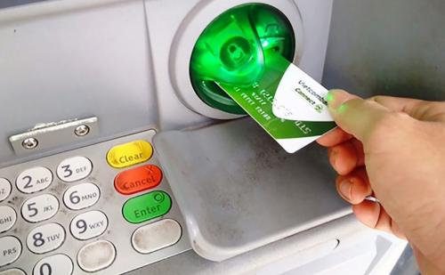 Vietcombank dừng tăng phí rút tiền ATM